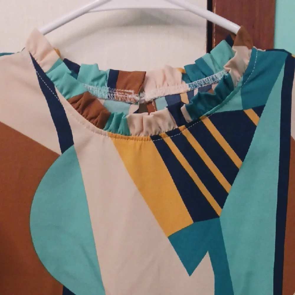 Geometric Patterned Ruffle Sleeve Top - Picture 4 of 7